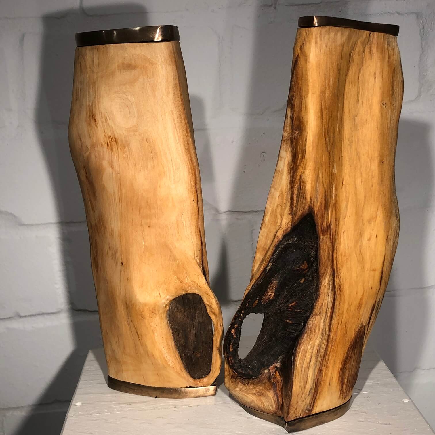 Zwei Formen aus Holz begegnen sich